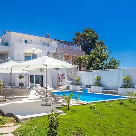 Luxury With Pool With Sea View , 50m From The By Wiibuk