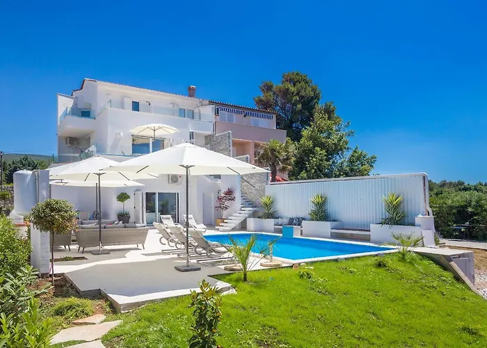 Luxury With Pool With Sea View , 50m From The By Wiibuk