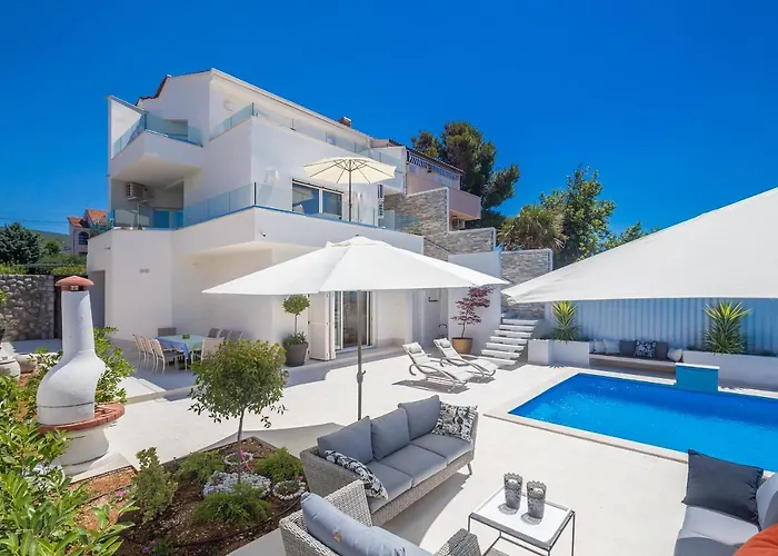 Luxury With Pool With Sea View , 50m From The By Wiibuk Punat