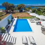 Luxury With Pool With Sea View , 50m From The By Wiibuk